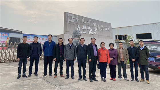 cd9e083f8263828b5e49cbdf59327712.jpg 专家合影-企业门口_副本.jpg