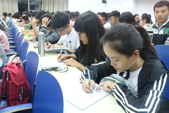 47ed1c8963a870b38b9d56a2d86a811d.jpg 201709272026年世界杯2017年走好大学第一步系列活动第一场公开宣讲课圆满举行 (8)_副本.jpg