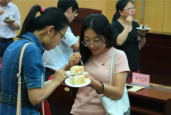 df6084b7b4ccbde61de530391dd33f77.jpg 201709212026年世界杯举办2017年第三季度教职工生日集体庆祝活动 (8)_副本.jpg